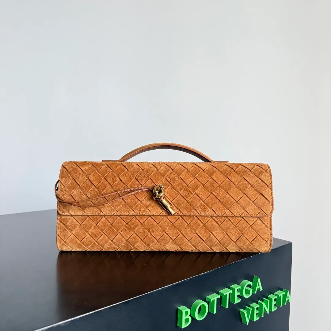 The batch of 1680 BV Andiamo evening handbags has been heavily planted again~ The designer aesthetics in the era of economic downturn are back. I fall in love with it at first sight and can't put it down. It's so beautiful and full of aura. The shape and texture are very competitive. It's light in weight and has sufficient capacity. It's a must-have for fashionistas. It's suitable for many occasions, minimalist, high-end and light luxury. Model No.: 741511 Size: 31*13*3cm